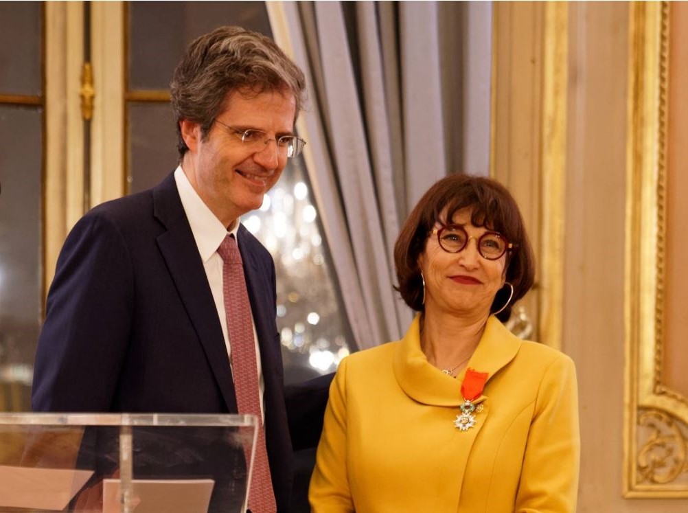 Martine Combemale recevant la Légion d'honneur de la part de Monsieur François Delattre, Secrétaire général du Ministère de l'Europe et des Affaires étrangères