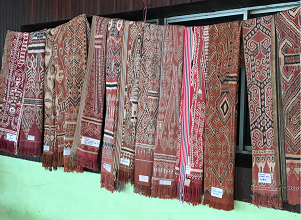 Exposition de pua kumbu, tissus traditionnel fabriqué par les tisseurs malaisiens. 