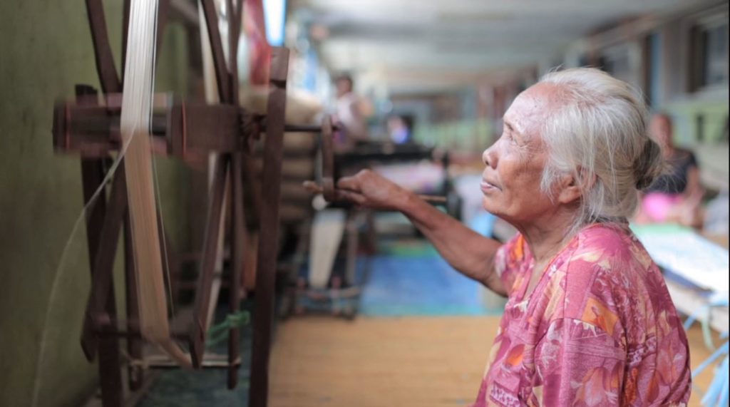 Une tisseuse faisant son métier dans la Longhouse de Rumah Gare Malaisie où est implantée l'Economie Sociale et Solidaire