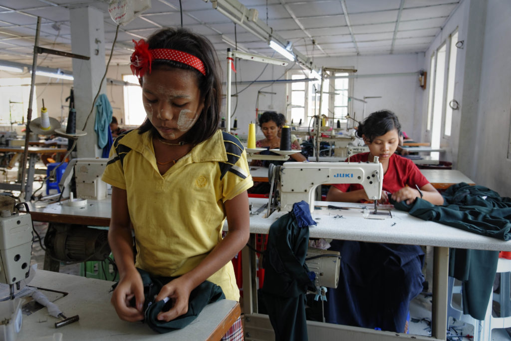 Une enfant au travail