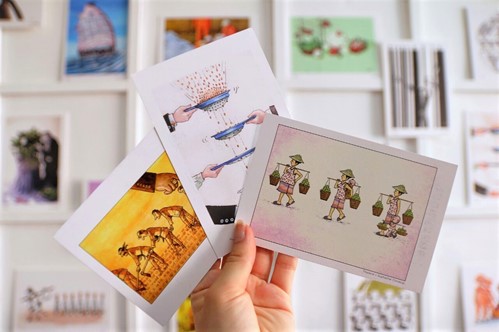 Main tenant des dessins issus du concours de dessins de RHSF